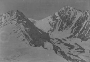 Gipfel : Zwei schneebedeckte Gipfel im Tian Shan Hochgebirge