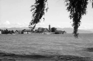Wasserburg: Blick auf See, Halbinsel und Berge