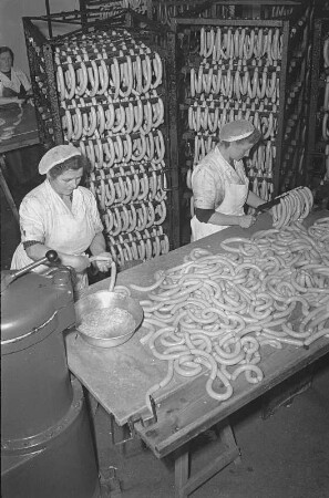 Gera. Wurstfabrik. Zwei Frauen beim Einfüllen der Wurstmasse in Naturdärme