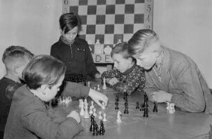 Zentralhaus der Jungen Pioniere : Jungen beim Schach spielen