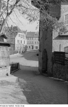 Straßenzug mit Wohnhäusern