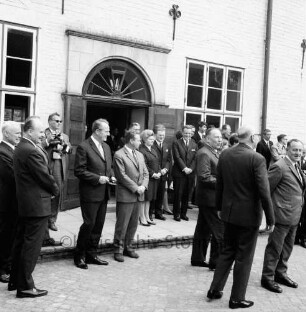 Diplomaten beim Besuch des Schlossmuseums: im Beisein von Ministerpräsident Helmut Lemke, stellvertretendem Bürgervorsteher Heinz Beusen: vor dem Schlossportal