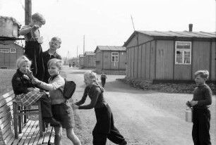 Freiburg: Flüchtlingslager Betzenhausen. Kinder spielen