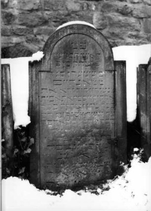Grabstein 142 (Index: 100090975) Maße HxBxT: 118x60x8 cm: Grabstein 142 (Nachholaufnahme)