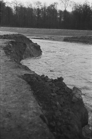 Ausgespültes Ufer : Blick auf den Flusslauf und das durch das Hochwasser ausgespülte Ufer der Weißen Elster