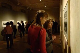Besucher in der Ausstellung