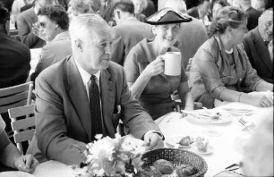 Chemiker; Maikäferrede: Lord Alexander Todd of Trumpington, Lady Todd of Trumpington mit Bierkrug, ?