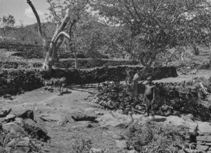 Brunnen : Ein Junge am Brunnen in Burgutti