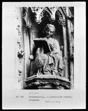Petersportal: 2. Archivolte rechts, 1. Reihe: Johannes der Evangelist