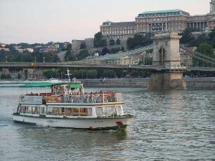Budapest - Ausflugsschiff an der Kettenbrücke : Ein Ausflugsschiff fährt auf der Donau an der Kettenbrücke. Aufgenommen am 13. Juni 2011 in Budapest