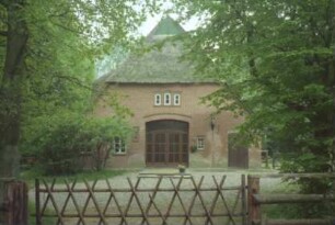 Rade: Rader Weg 208: Bauernhaus mit Reetdach: Giebelseite Wirtschaftstrakt, mit ehemaligem Scheunentor und Stalltür