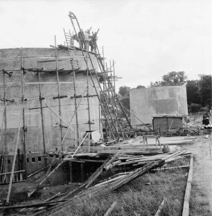 Zentralklärwerk: Bünningstedter Straße: Erweiterung: zweiter Tropfkörper in Bau: Arbeiter auf Gerüst: im Hintergrund erster Tropfkörper