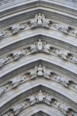 Barcelona - Verziertes Eingangsportal der Kathedrale : Das Eingangsportal der Kathedrale ist mit steinernen Ornamenten reich verziert worden. Aufgenommen am 15. April 2012 in Barcelona
