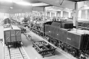 Mülhausen (Frankreich): Halle mit Loks und Wagen; von der Galerie