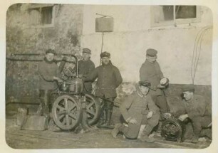 Foto des Einrichtens einer elektrischen Lichtanlage bei Laon