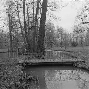 Wassergraben mit Brücke