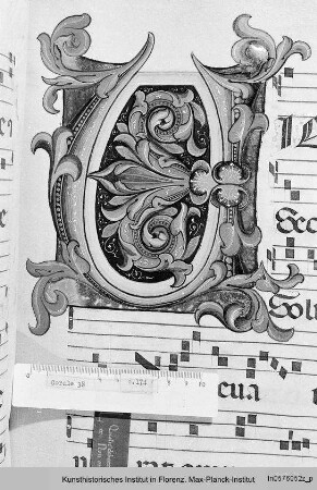 Buchseite mit Text, Neumen und Rankeninitiale V - Corale