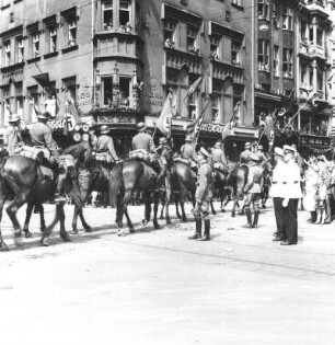 Dresden, Altmarkt, an der Ehrentribüne. Einzug der 4. Division in Dresden, 9. August 1940