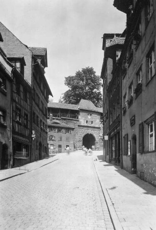 Nürnberg, Blick auf Stadtmauer und Stadttor
