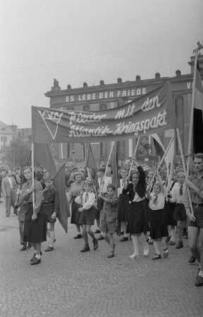 Internationale Friedenskundgebung der Fédération Internationale des Anciens Prisonniers Politiques (FIAPP) und der Vereinigung der Verfolgten des Naziregimes (VVN) : Demonstrationszug