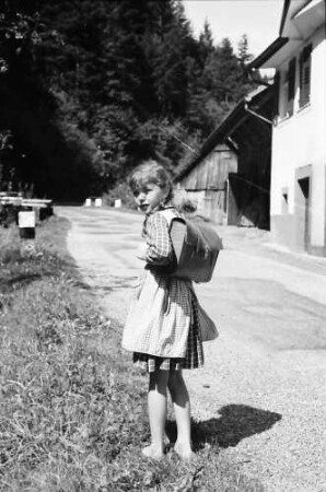 Schapbach: Ein Schulkind barfuß auf dem Schulweg bei Schapbach