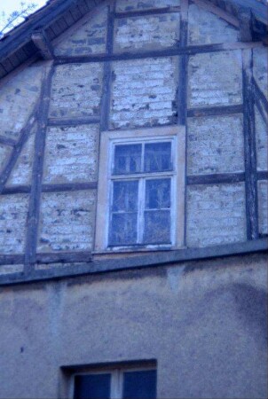 Detail eines Dachgiebels mit Fenster