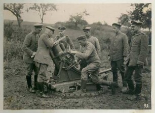 Foto einiger Soldaten beim Justieren eines mittleren Werfers