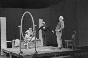 Szenenbilder aus "Der aufhaltsame Aufstieg des Arturo Ui" von B. Brecht. Mit E. Schall in der Titelrolle, R. Drexel als Betty Dullfeet, G. Naumann als Verteidiger O'Casey, W. Kaiser als Emanuele Giri, H. Hamacher als Ernesto Roma, H. Thate als Guiseppe Givola, G. Biewer als Butcher, J. Kamper als Gastwirt, N. Christian als Clark, M. Flörchinger als Mulberry, G.-A. Koch als Schauspieler u. a. Berliner Ensemble, 18.03.1959 : Theaterstück in siebzehn Szenen