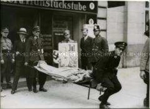 Kranke werden zur Volksabstimmung über das Staatsoberhaupt des Deutschen Reichs gebracht