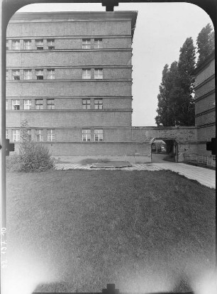 Dresden-Friedrichstadt, Bodelschwinghstraße 1/3. Ehem. Obdachlosenheim für Männer (Medizinische Berufsfachschule am Krankenhaus Dresden-Friedrichstadt, 1928; P. Wolf). Seitenfront (Teilansicht) von Süden