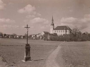 Crostwitz, Ort : Crostwitz. Die Katholische Kirche vom Kirchsteig nach Lehndorf gesehen