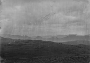 Landschaft : Blick über eine weite, hügelige Landschaft