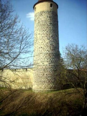 Stadtbefestigung (Südost) - Wehrturm (Eulenturm) von Südosten mit Werksteinen im Mauersteinverband sowie anschließender Stadtmauer