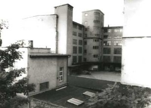 Dresden-Südvorstadt, Zwickauer Straße 35. Fabrikgebäude (um 1928). Blick von der Nossener Brücke