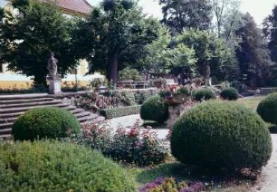Schloßgarten Diesbar-Seußlitz : Schloßpark Diesbar-Seußlitz (1722/1733). Schloßgartenterrasse mit Rosenbeeten und geformtem Buchs sowie den Skulpturen Allegorie des Frühlings und des Winters (Werkstatt Balthasar Permoser)