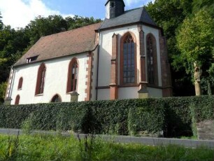 Ansicht von Südosten mit Chor (um 1450 Gotisch) und Langhaus (Neubau Ende 16 Jh Renaissance) über Kirchhofmauer