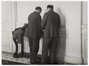 Lausanner Abrüstungskonferenz. Sir Maurice Hankey und Sir Frederick Leith-Ross vor dem Zimmer des englischen Premierministers Ramsay MacDonald im Hotel Beau Rivage. Sir Maurice Hankey und Sir Frederick Leith-Ross