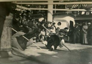 Weltreisen. Cleveland, Bordaufnahmen. Zweikampf mit Stöcken während der Bordspiele an Deck der Cleveland