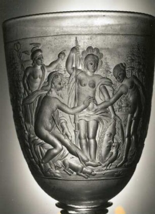 Kuppa, Detail Urteil des Paris. Pokal (mit Flußgott und Reiher in Landschaft). Dresden, 1710/1715. Glas (farblos, Glaskrankheit), Tief-, Matt- und Klarschnitt; Höhe 26,6 cm. Prag: Kunstgewerbemuseum 10.170 (Haase, 1988, Kat. Nr. 120)