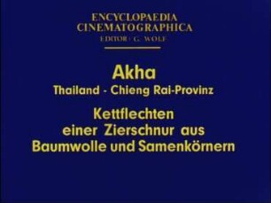 Akha (Thailand, Chieng Rai-Provinz) - Kettflechten einer Zierschnur aus Baumwolle und Samenkörnern