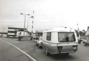Zinnwald-Georgenfeld. Grenzübergangsstelle. Ausreisespur mit Wohnmobilen am Schlagbaum