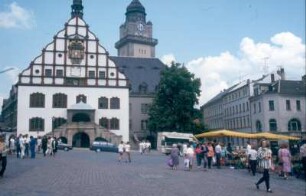 Plauen. Marktplatz mit historischem Rathaus, rechts Turm des Neuen Rathauses