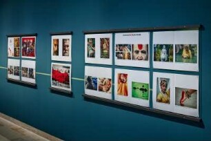 Ausstellungsdokumentation "Aus dem Archiv der Fotografen. #BUNT. Erwin Fieger. Wolfgang G. Schröter. Reinhart Wolf" anlässlich von "100 Jahre Deutsche Fotothek", Buchmuseum der SLUB, 26.04.–13.07.2024 : Dresden. Sächsische Landesbibliothek - Staats- und Universitätsbibliothek. Dokumentation der Ausstellung "#BUNT. Erwin Fieger. Wolfgang G. Schröter. Reinhart Wolf" anlässlich von "100 Jahre Deutsche Fotothek", Buchmuseum der SLUB, 26.04.–13.07.2024. Blick in den Ausstellungsteil mit Fotografien von Erwin Fieger