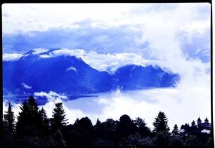 Caux: Caux Mountain House und Genfer See mit aufsteigenden Wolken