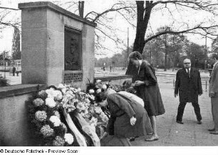 Kranzniederlegung an der Gedenkstätte für Julius Fucik