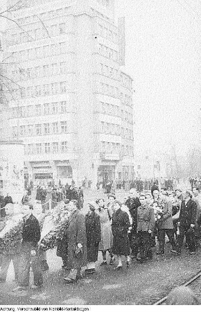 Dresden, 36. Jahrestag der Oktoberrevolution, Kranzniederlegung am Ehrenmal, Festakt, November 1953
