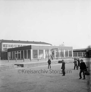 Grund- und Hauptschule: Waldstraße / Oetjendorfer Landstraße: Sportzentrum: Schwimmhalle mit Lernschwimmbecken: dahinter Turnhalle: vorn rechts Schüler