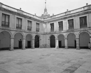 Real Sitio de San Lorenzo de El Escorial — Palast der Bourbonen — Südwestlicher Innenhof