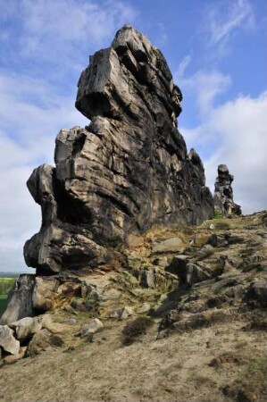 Harzvorland - Teufelsmauer : Zu den sehenswertesten Naturdenkmalen im nördlichen Harzvorland gehört die bis zu zwanzig Meter hohe "Teufelsmauer" bei Weddersleben. Aufgenommen am 12. Mai 2010