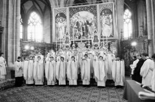 Freiburg: Münster, alle Priester stehend vor dem Altar